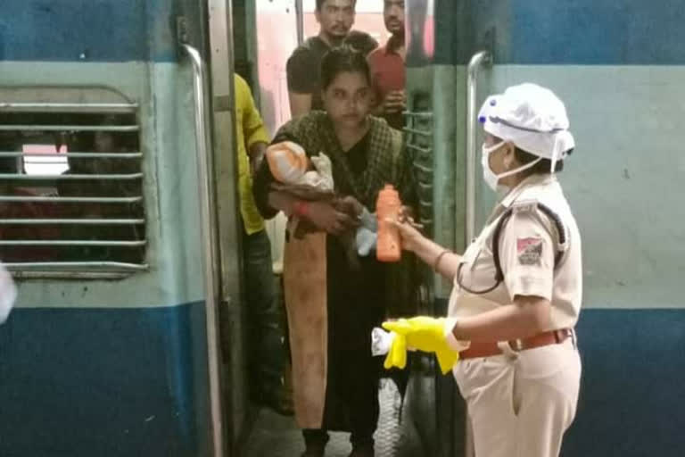 Policewoman's motherly touch calms hungry baby on train