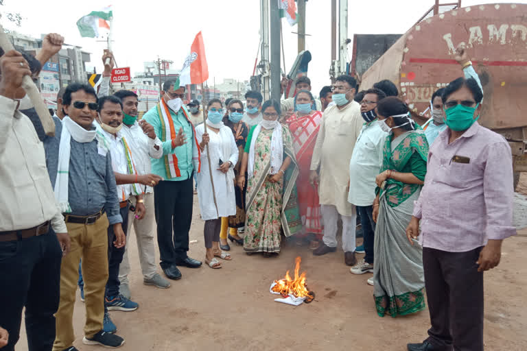 District Congress protested by burning the flag of China