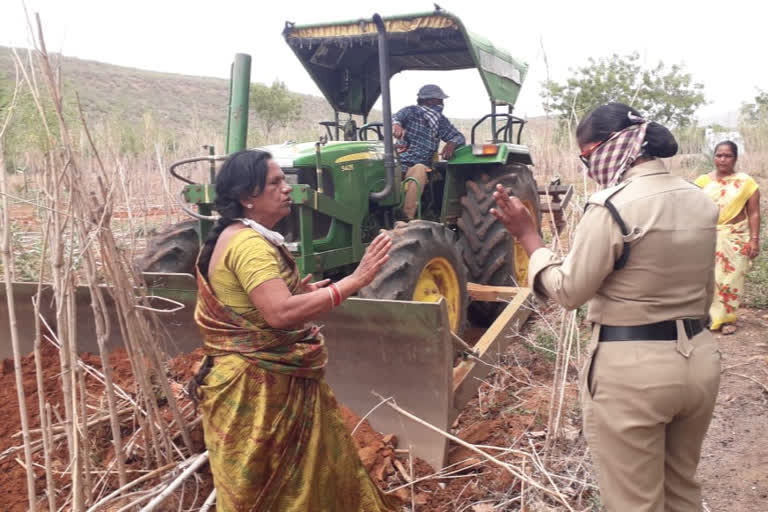 locals oppose officals at kadapa