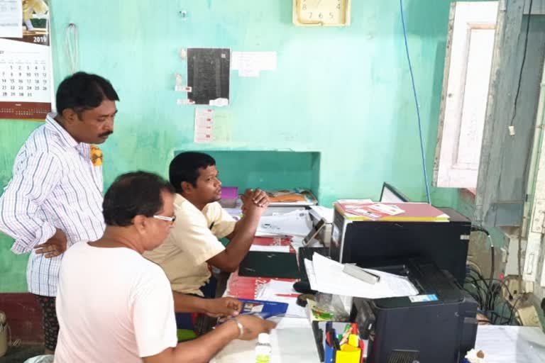 Fear of scam in aamda Post Office in seraikela