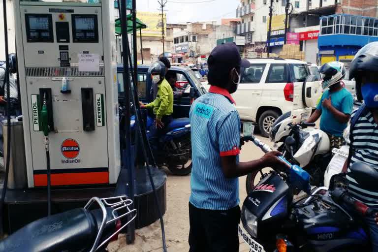 Ranchi people upset due to increasing price of petrol and diesel, trouble with rising price of petrol and diesel, news of petrol and diesel, पेट्रोल-डीजल की बढ़ती कीमत से रांची के लोग परेशान, पेट्रोल-डीजल की बढ़ती कीमत से परेशानी, पेट्रोल-डीजल की खबरें