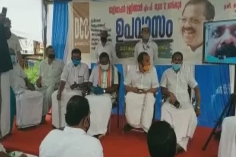 rajmohan unnithan  covid  protest  Congress  Expatriate  പ്രവാസികൾ  കൊവിഡ്  നെഗറ്റീവ്  സര്‍ട്ടിഫിക്കറ്റ്  കോണ്‍ഗ്രസ്  രാജ് മോഹൻ ഉണ്ണിത്താൻ എം.പി