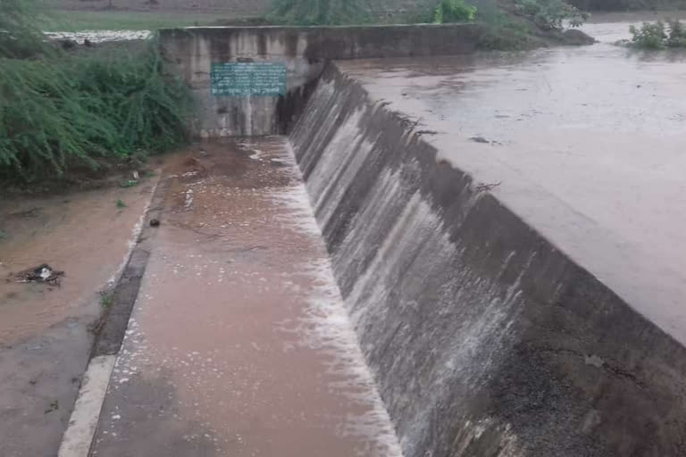 Heavy Rain in Man Khatav, farmers happy with rain