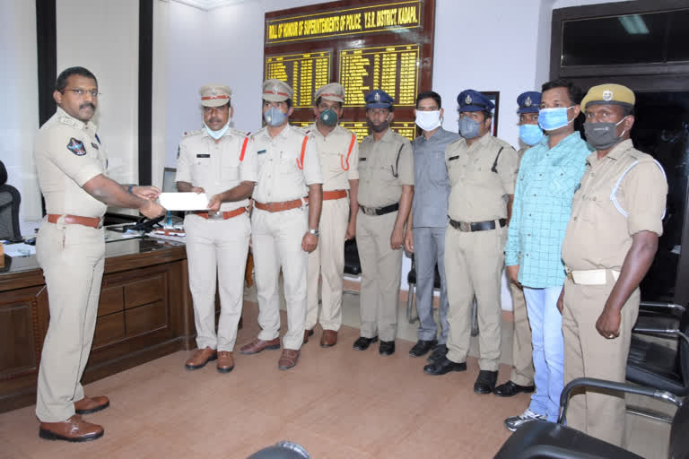 kadapa sp gave rewards to police who save life of children