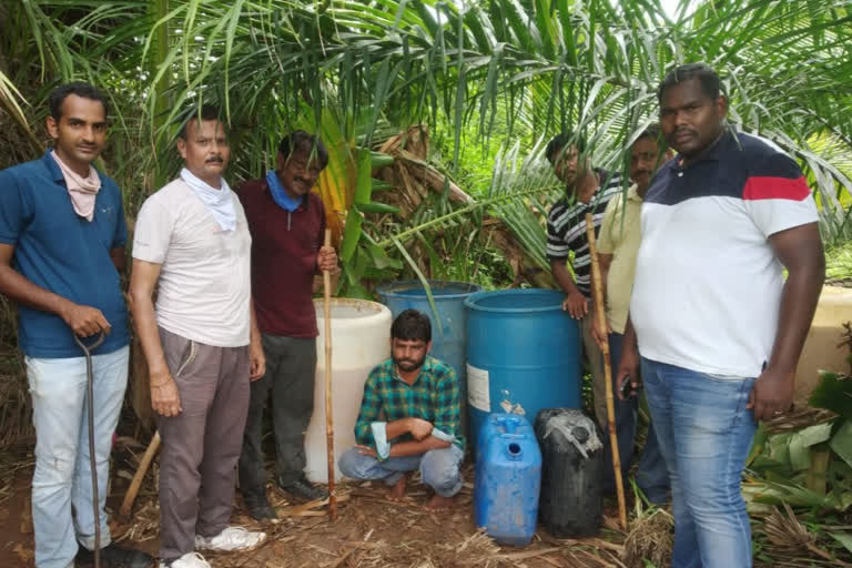 లక్ష్మీపురం నాటుసారా స్థావరాలపై ఎస్​ఈబీ దాడులు