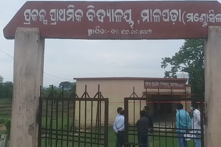 lady migrant labour commits suicide, suicide outside TMC center nuapada, ମହିଳା ପ୍ରବାସୀ ଶ୍ରମିକଙ୍କ ଆତ୍ମହତ୍ୟା, ସଙ୍ଗରୋଧ କେନ୍ଦ୍ର ବାହାରେ ଆତ୍ମହତ୍ୟା, ଖଡ଼ିଆଳ ବ୍ଳକ ମାଣ୍ଡୋସିଲ ଗ୍ରାମପଞ୍ଚାୟତ