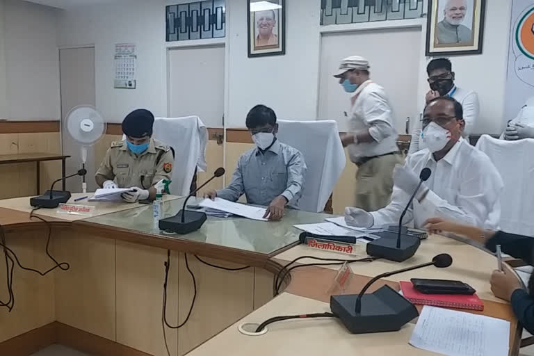 Nodal officer conduct meeting in ghaziabad regarding corona cases