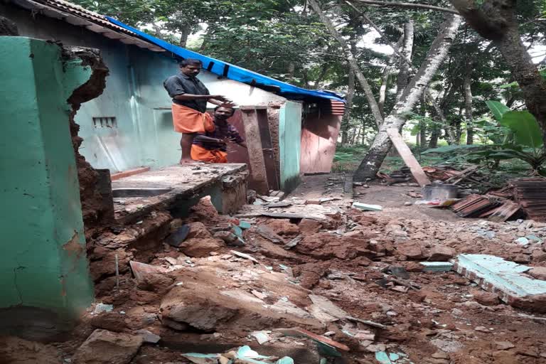 heavy rain  house collapsed  കനത്തമഴ  വീട് ഇടഞ്ഞ് വീണു  തിരുവനന്തപുരം  സുരേന്ദ്രൻ നായര്‍  തുറമംഗലത്ത് വീട്ടിൽ സുരേന്ദ്രൻ നായര്‍