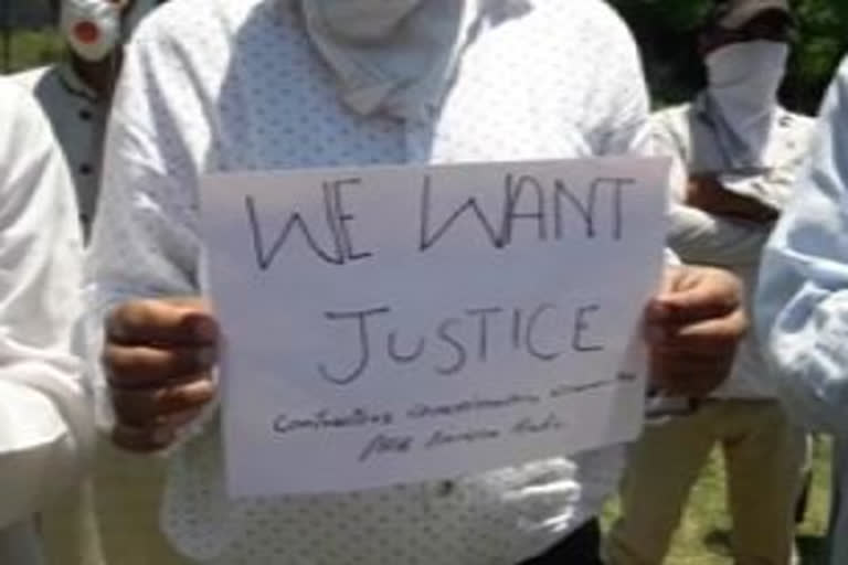 قاضی گنڈ میں ٹھیکیداروں نے اپنے مطالبات کو لے کر احتجاج  کیا