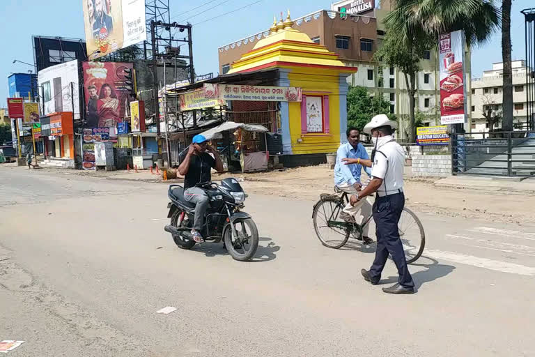 କଟକରେ ସାମାଜିକ ଦୂରତ୍ୱକୁ ଆଖିଠାର, 575 ଗଣିଲେ ତଣ୍ଡ