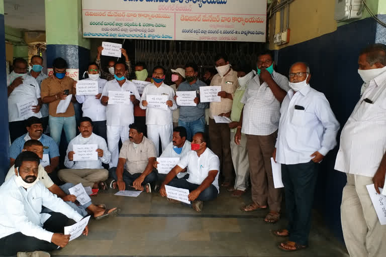 lease buses owners protest at infront of rtc warangal reginoal manager office