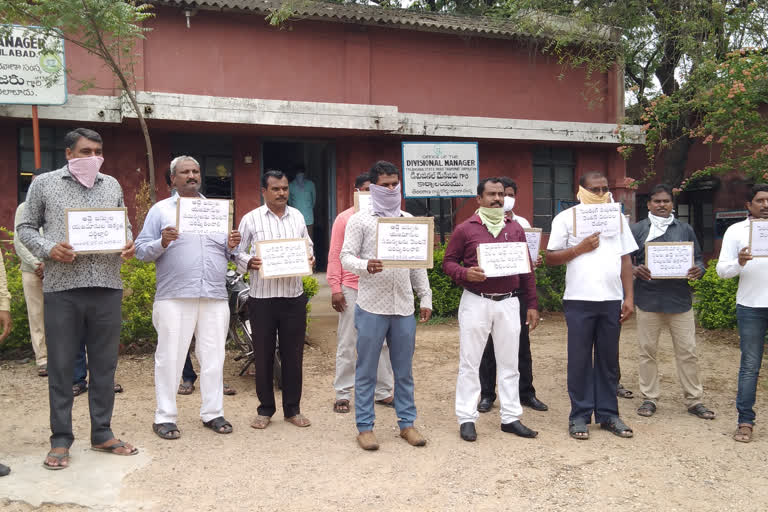 tsrtc heir buses owners protest at adilabad