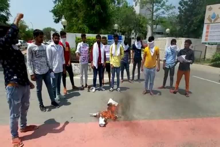 Student organizations burnt effigy of education minister in Kaithal