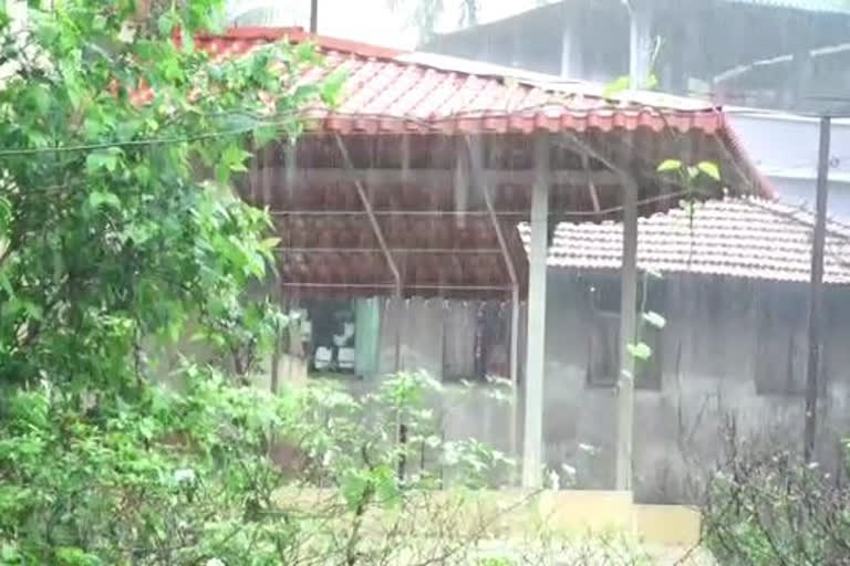 heavy rain lashes in ratnagiri district