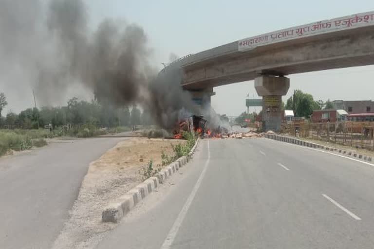 ट्रक में लगी आग.