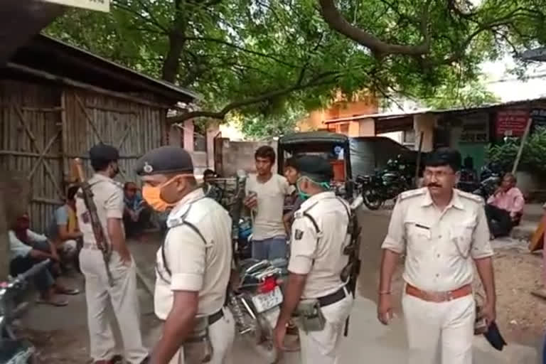 घटनास्थल पर पहुंची पुलिस