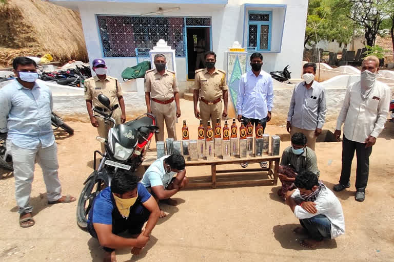 karnataka state liquor caught at konapuram by uravakonda police