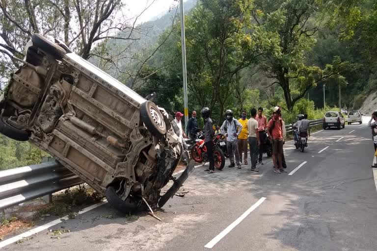 car-accident-near-garampani-in-nainital