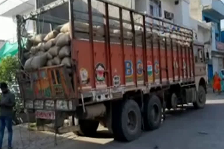 adhati caught truck driver of stealing wheat in Palwal