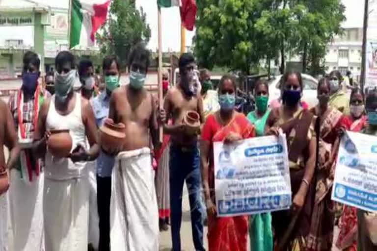 மிரட்டி பணம் பறிக்கும் சுய உதவிக் குழுக்கள்: நடவடிக்கை எடுக்க கோரி மக்கள் நூதன முறையில் போராட்டம்!