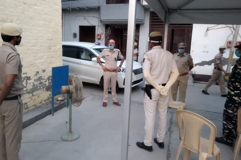 additional dcp satish kumar reached baba haridas nagar containment zone for inspection