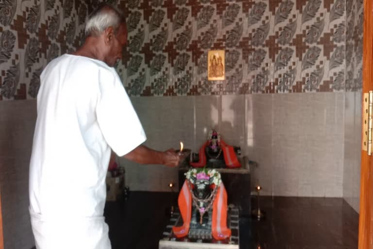 a-man-built-temple-for-his-lovely-dog-and-he-doing-daily-pooja-in-ranebennur-haveri-district