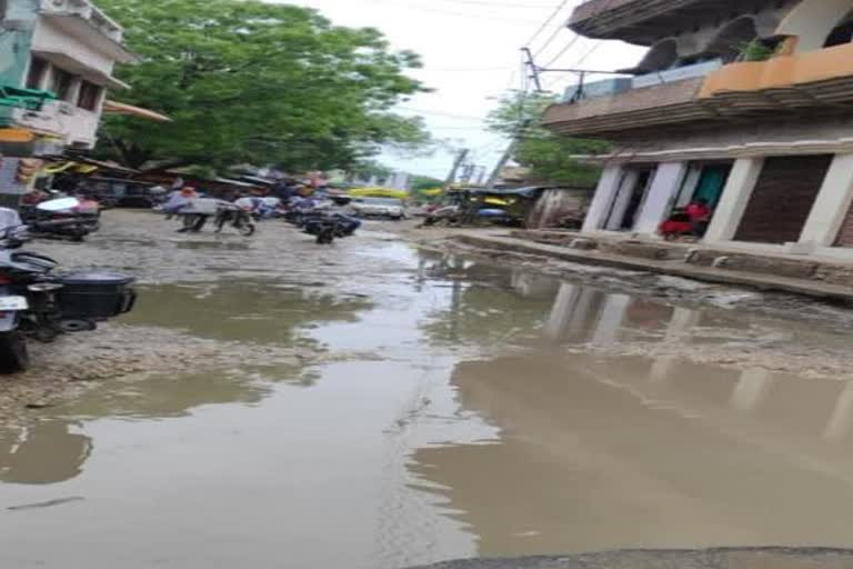 water logging on road due to rain in pratapgarh