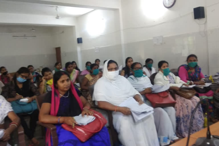 Meeting on health survey in community hospital