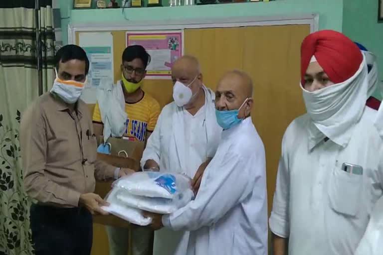 Assandh MLA distributed masks, corona kits and fruits on Rahul Gandhi's birthday