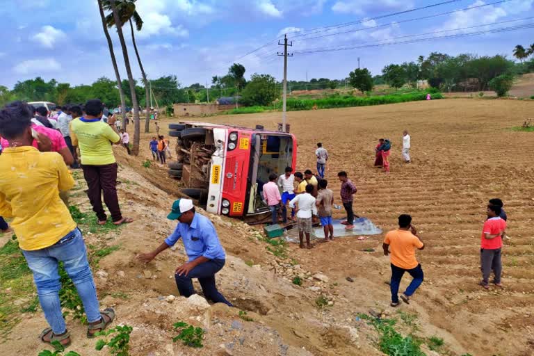 ksrtc bus overturn in koppal