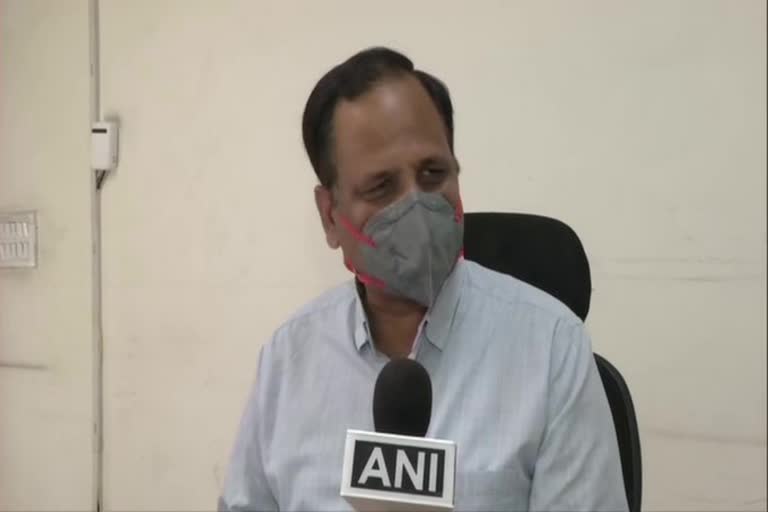 delhi health minister on ventilator