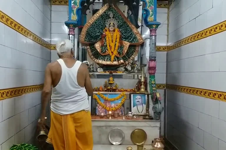 masks-are-being-distributed-as-offerings-in-the-narmada-temple-in-hosnagabad