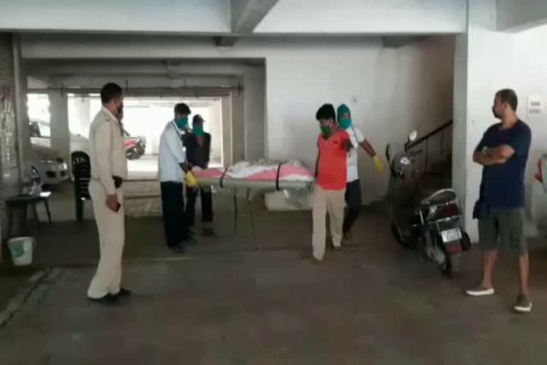 PMCH doctor dead body found in Dhanbad, suspicious death of Dhanbad PMCH doctor,  doctor Tapan dead body found in her apartment, धनबाद पीएमसीएच के डॉक्टर का मिला शव, धनबाद पीएमसीएच की संदिग्ध मौत, धनबाद पीएमसीएच के डॉक्टर तपन का अपार्टमेंट से मिला शव