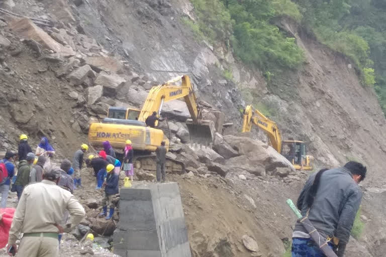 Travel between Bhalukpung to Bamdila closed for landslides