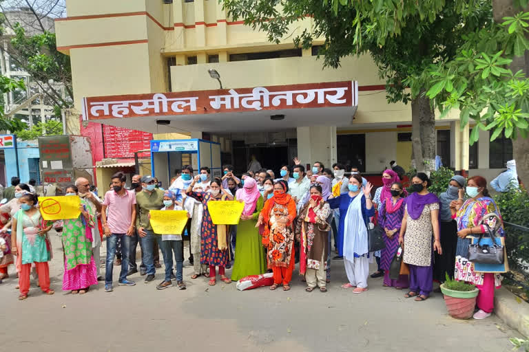 People protest against wine shop in Upper Bazaar of Modinagar