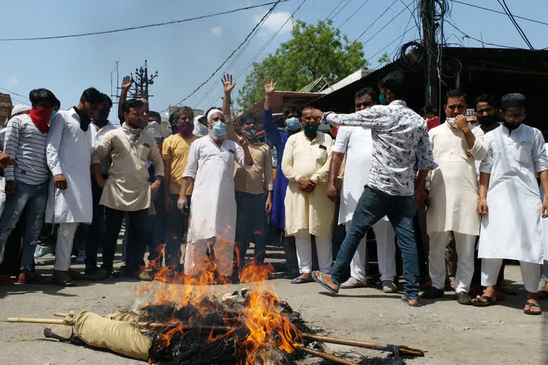 after offering jummah people protest against Xi Jinping and news anchor amish devgan