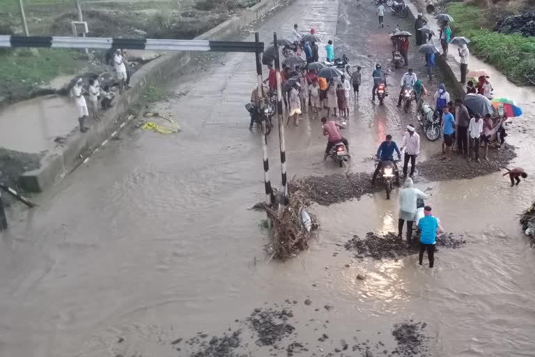 heavy rain hingoli; husband wife carried away