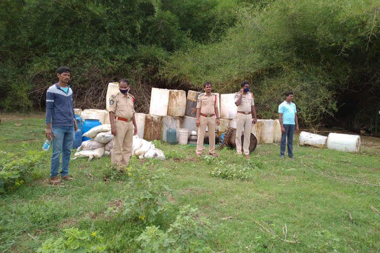 సారా బట్టీలు పై ఆకస్మిక దాడులు