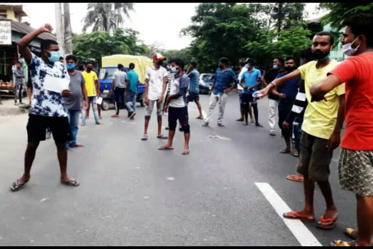 চৰকাৰী ভূমি বেদখল কৰাক লৈ উত্তেজনা, ৰাজপথ অৱৰোধ