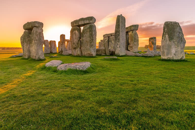 Stonehenge solstice sunrise