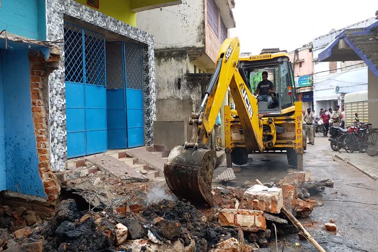 The occupation of the encroachers continues, the houses of the encroachers are being demolished