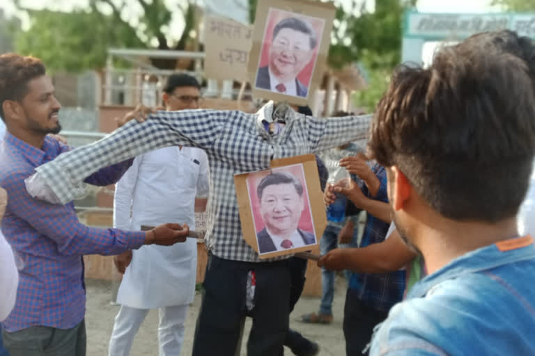 yuva morcha burnt effigy of President Xi Jinping