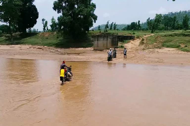 Villagers facing problems due to incomplete construction of bridge in latehar