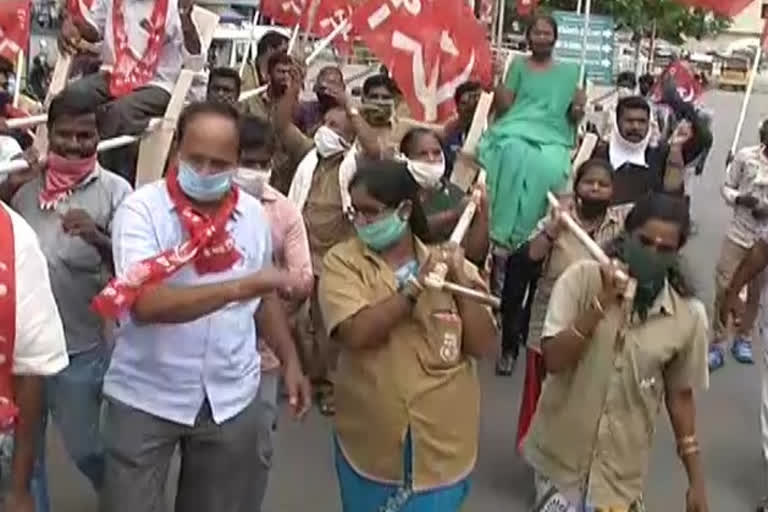 cpi leaders protest for hick of petrol at tirupati