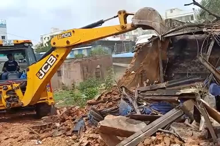 GHMC clearing the debris buildings in Hyderabad