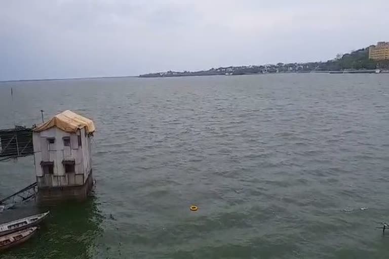 Overflowing Big pond of capital Bhopal