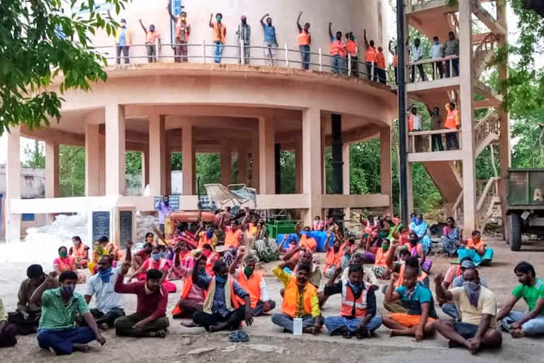 sanitary workers protest at ananthapur town to give sufficient items for cleaning purpose