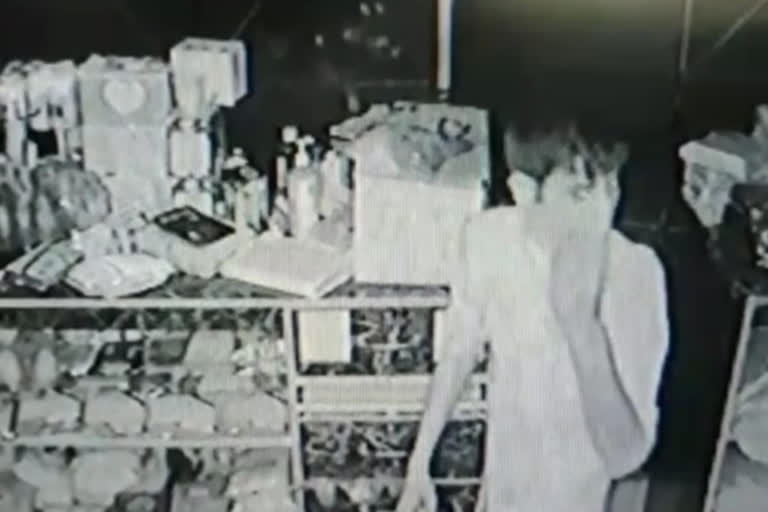 CCTV camera records theft in grocery shop in Vasundhara area of ​​Ghaziabad