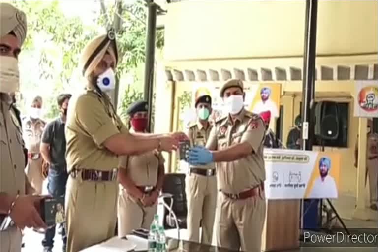 Bollywood actor Akshay Kumar presents smartwatches to Punjab Police