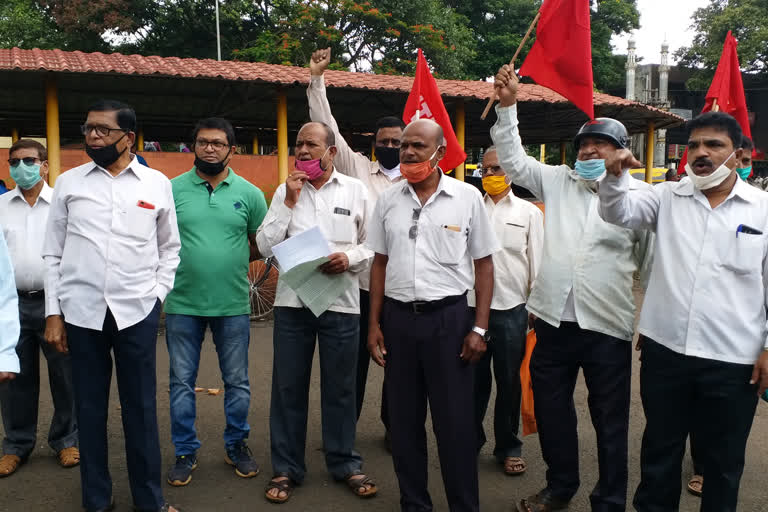 AITUC, Communist Party protests for reduction in fuel prices